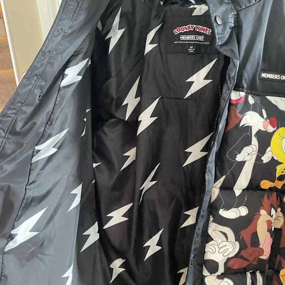 Looney Tunes Puffer Jacket - Picture 7 of 7